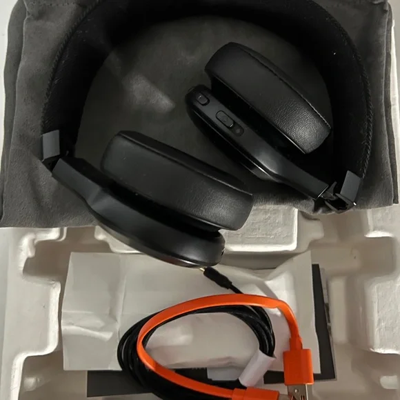 JBL Live Black Over-Ear Headphones - Picture 7 of 7